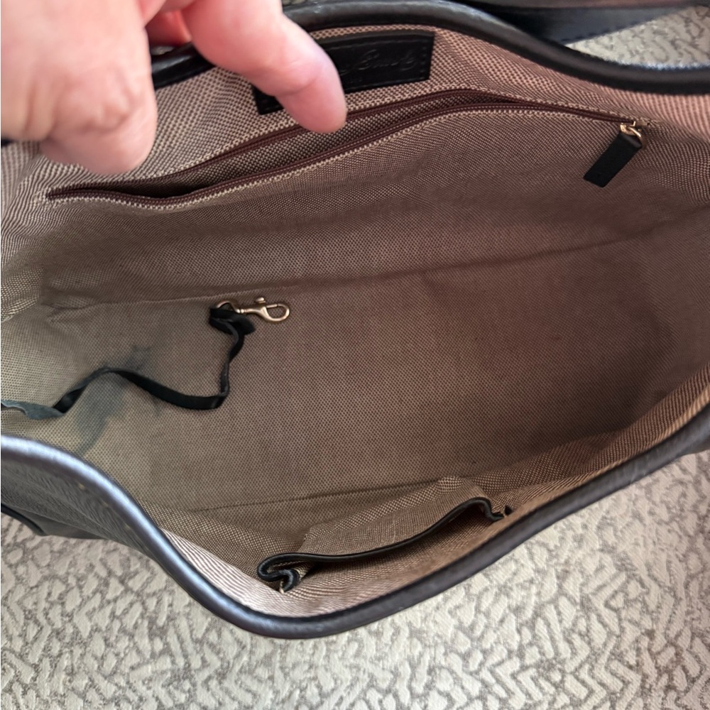 Authentic Dooney & Bourke Logo Lock Shoulder Bag in classic black leather - Picture 7 of 8